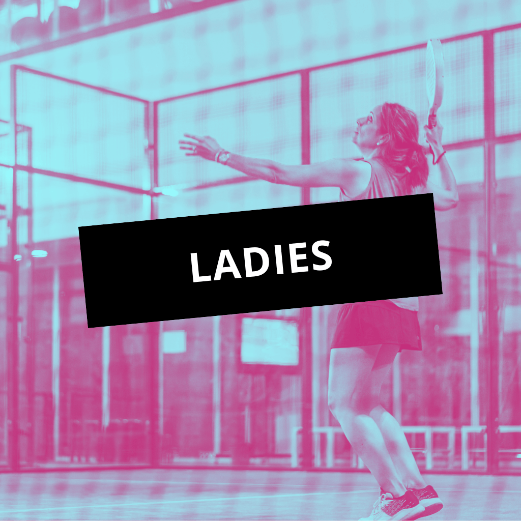 Une joueuse de padel en action sur le court, énergie et convivialité à Avignon