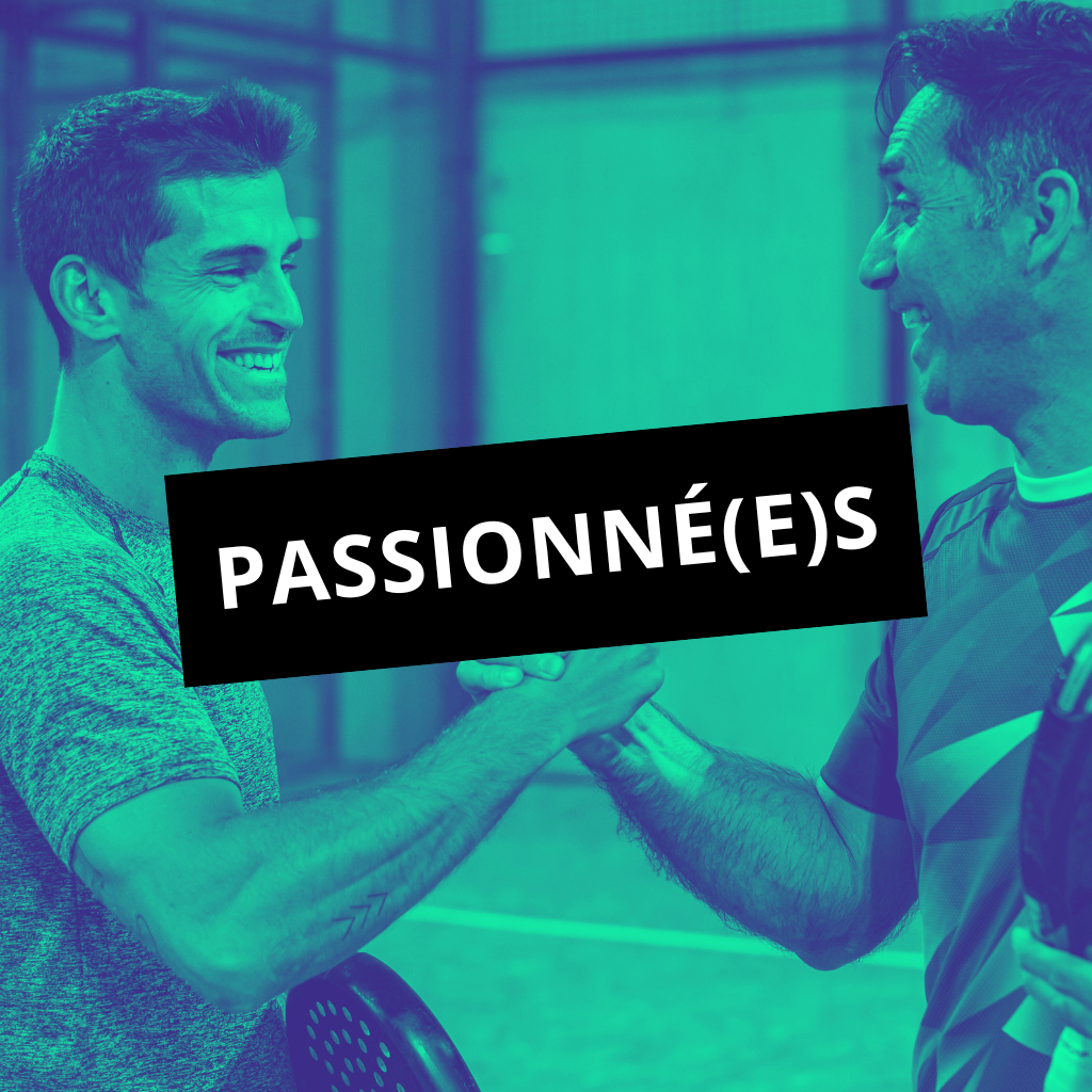 Un match de padel en double masculin, deux équipes s’affrontent sur le court à Avignon